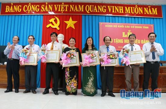 8 đảng viên thuộc Đảng bộ Khối các cơ quan tỉnh đón nhận Huy hiệu 30 năm tuổi Đảng