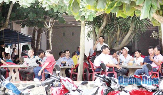 Trong yên bình buổi sáng, các quán cà phê ở Lý Sơn luôn thu hút đông khách. 