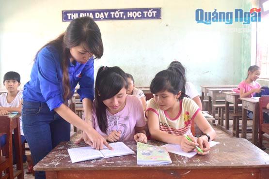 Đoàn viên thanh niên củng cố kiến thức cho học sinh tại lớp học hè miễn phí do Đoàn xã Nghĩa An (TP.Quảng Ngãi) tổ chức.
