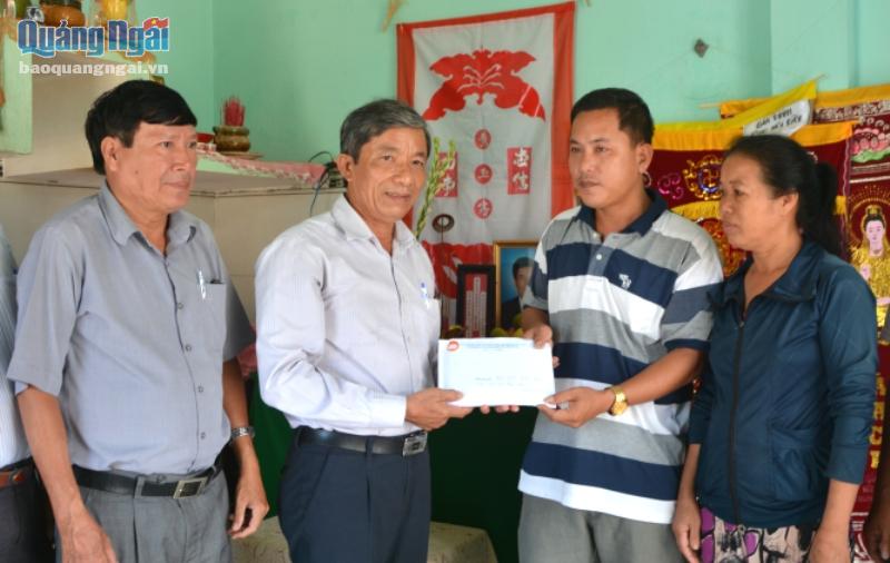 Trao tiền hỗ trợ cho ngư dân Nguyễn Thái Anh.