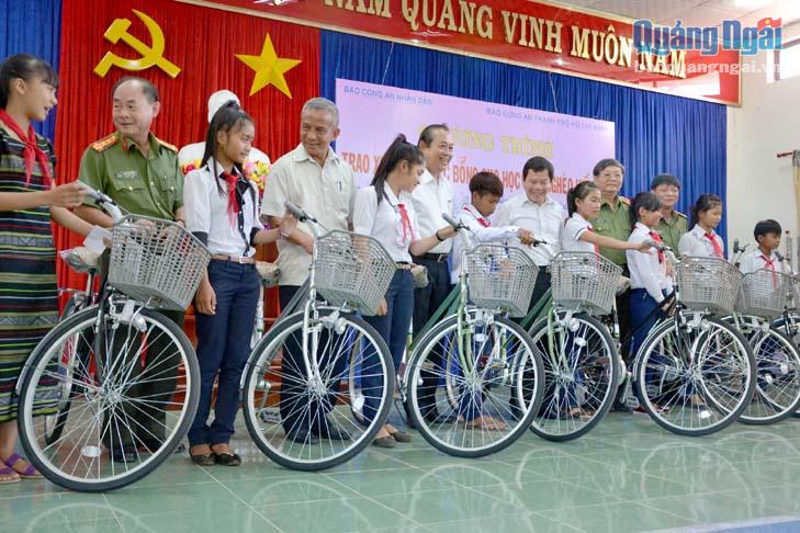 Trao tặng xe đạp cho các em học sinh tại Ba Tơ