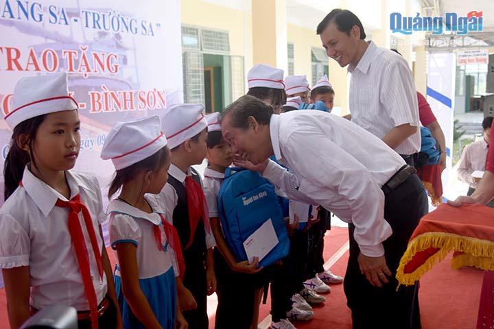 Phó Thủ tướng Chính phủ Trương Hòa Bình tặng học bổng cho các em học sinh