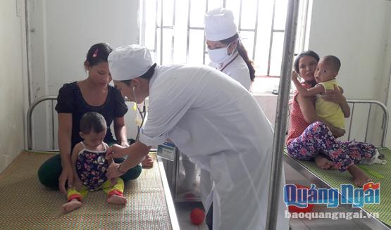  Bệnh nhân đang được điều trị tại Trung tâm Y tế huyện Trà Bồng.    