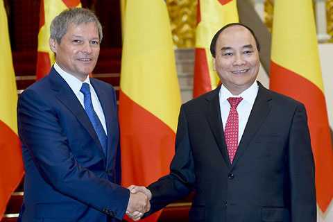  Thủ tướng Chính phủ Nguyễn Xuân Phúc đón Thủ tướng Dacian Ciolos. Ảnh: VGP