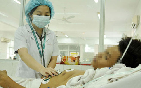   Một trong những bệnh nhân đang điều trị bệnh bạch hầu tại Bệnh viện Bệnh nhiệt đới (ảnh: Thanh Niên)