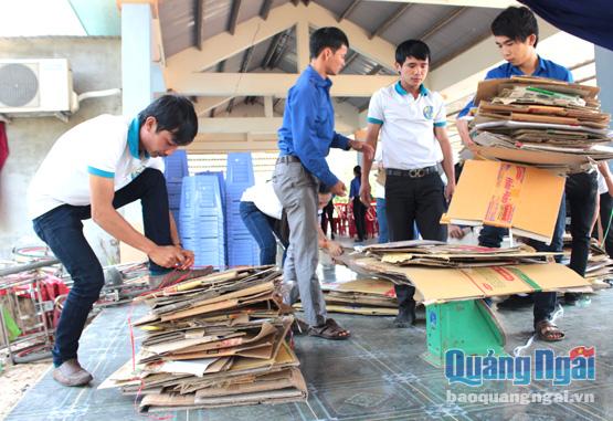  Các bạn trong CLB Trái Tim Việt đang thu gom phế liệu để góp tiền giúp đỡ các hoàn cảnh khó khăn.
