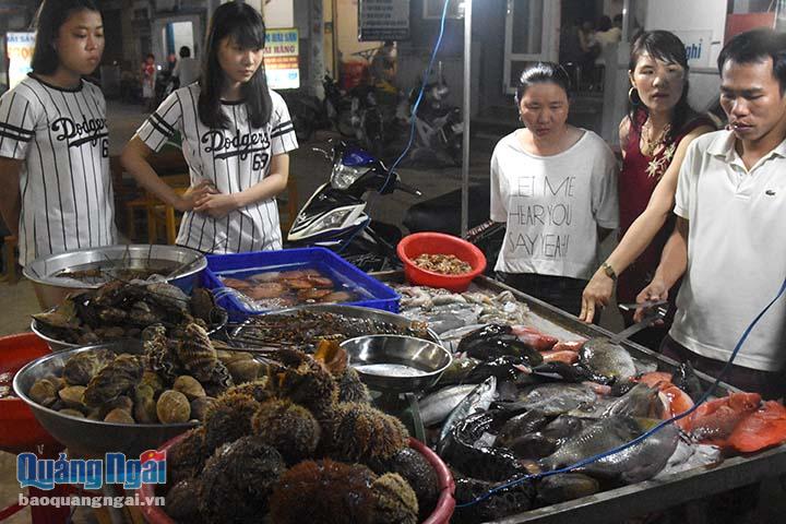 Chợ đêm Lý Sơn hấp dẫn du khách ngay lần đầu