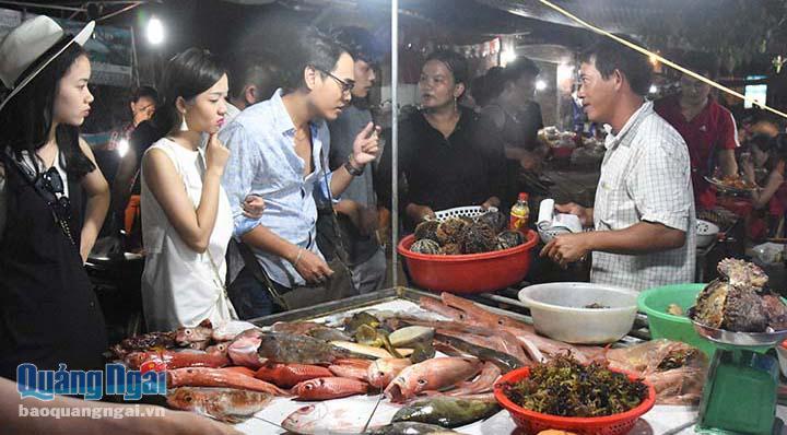 Nhiều bạn trẻ thich thú và lạ lẫm với chợ đêm chuyên bán hải sản tươi sống ở Lý Sơn
