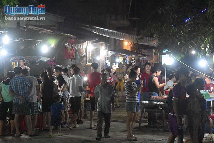 Mỗi đêm chợ đêm Lý Sơn thu húy cả ngàn lượt khách 