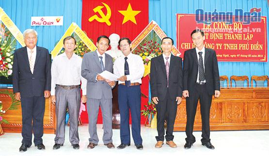  Phó Bí thư Đảng ủy Khối Doanh nghiệp tỉnh Nguyễn Xuân Nam trao Quyết định thành lập Chi bộ Công ty TNHH Phú Điền.