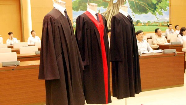  Nghị quyết 1214-2016 bổ sung trang phục xét xử và lễ phục. 