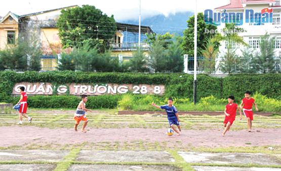  Vào mỗi buổi chiều, các em nhỏ ở thị trấn Trà Xuân (Trà Bồng) tập trung tại quảng trường để đá bóng.