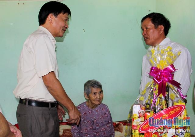 Chủ tịch UBND tỉnh Trần Ngọc Căng thăm, tặng quà cho Mẹ VNAH Nguyễn Thị Lộc ở xã Đức Chánh (Mộ Đức)