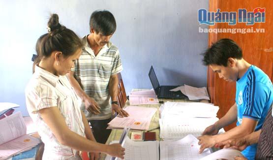 Người dân miền núi Ba Trang (Ba Tơ) làm thủ tục nhận giấy CNQSDĐ tại trụ ở UBND xã.