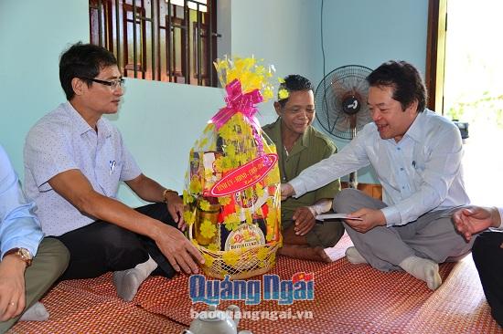 Tặng quà cho gia đình thương binh Phạm Văn Hương ở xã Ba Liên, Ba Tơ