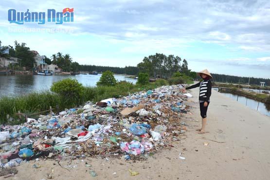 Người dân xóm Mỹ An, xã Bình Chánh (Bình Sơn) đang chịu cảnh ô nhiễm vì rác thải.