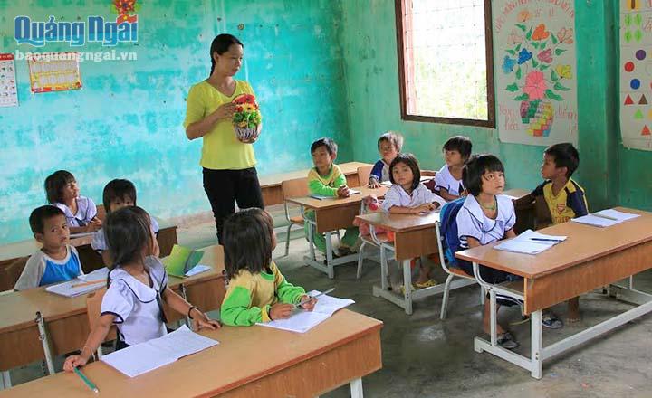 Cô giáo Ngô Thị Ánh Tuyết luyện kỹ năng phát âm tiếng Việt cho học sinh điểm trưởng Cà Rằng, Trường TH Sơn Long