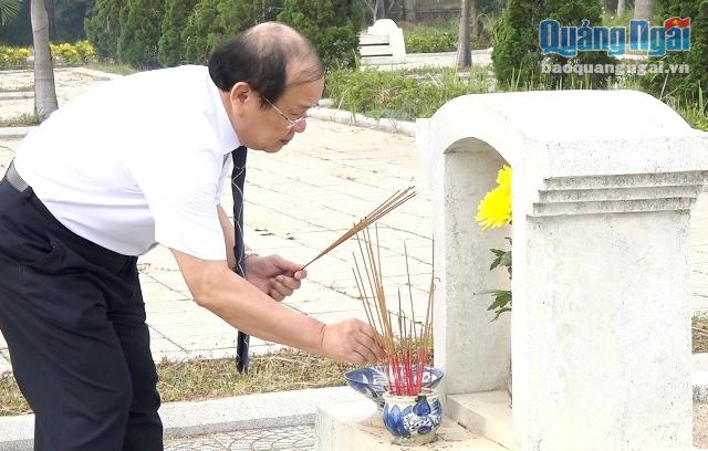 Phó Bí thư Thường trực Tỉnh ủy Nguyễn Thanh Quang dâng hương tại các phần mộ