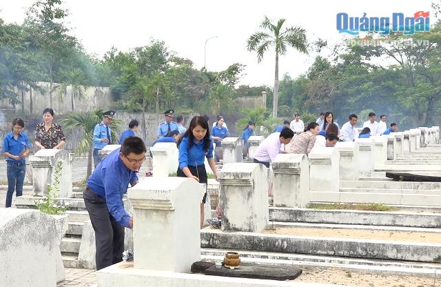 ĐVTN và nhân dân dâng hương tại các phần mộ liệt sỹ