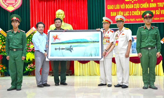 Đại diện tỉnh Quảng Ngãi tặng quà cho Ban liên lạc 3 chiến dịch lịch sử Việt Nam tại buổi gặp mặt, giao lưu.                     