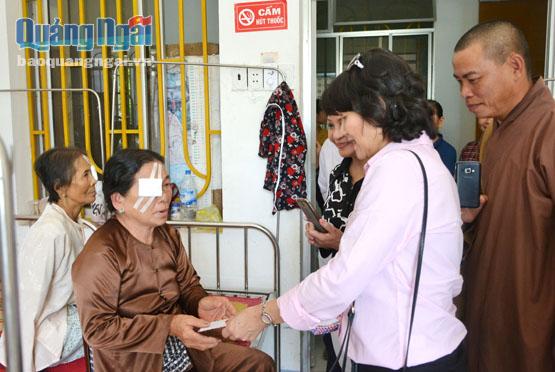 Phật tử chùa Hoa Sơn trao tiền hỗ trợ cho bệnh nhân.
