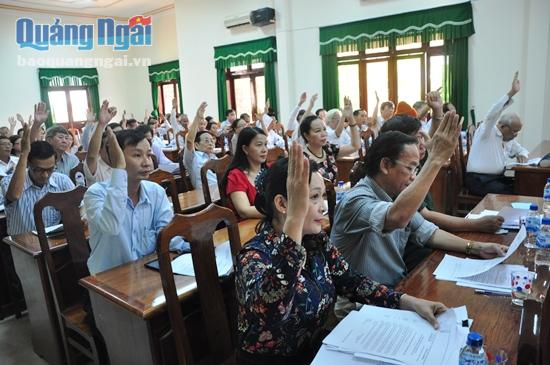 Các đại biểu dự hội nghị giơ tay biểu quyết thống nhất cử đồng chí Lê Quang Thích giữ chức Chủ tịch UBMTTQVN tỉnh