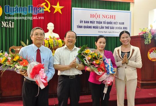 Phó Bí thư Thường trực Tỉnh ủy Nguyễn Thanh Quang tặng hoa cho chủ tịch và nguyên Chủ tịch UBMTTQVN tỉnh