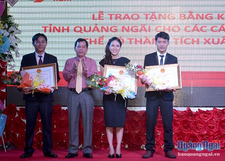 Ông Đặng Văn Minh- Phó Chủ tịch UBND tỉnh trao bằng khen cho các tập thể, cá nhân thuộc Honda Sông Trà