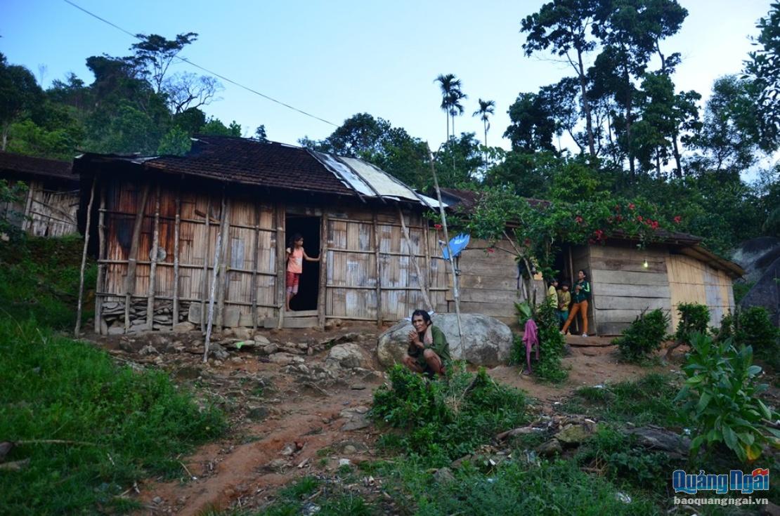 Ngôi nhà của ông Kích và Yến biệt lập bên một triền núi ở xã thôn Cát, xã Trà Thanh, H. Tây Trà.