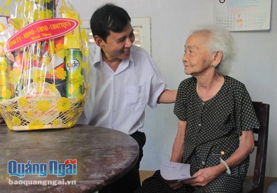 Đoàn thăm, tặng quà cho gia đình bà Huỳnh Thị Mai, xã Hành Minh (huyện Nghĩa Hành).