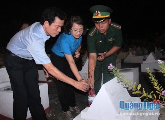 Đồng chí Đặng Ngọc Dũng- Phó Chủ tịch UBND tỉnh cùng lãnh đạo Tỉnh Đoàn thắp nến tri ân tại Nghĩa trang liệt sĩ Thành phố.