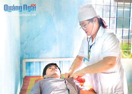 Bác sĩ Hạnh khám bệnh cho bệnh nhân.