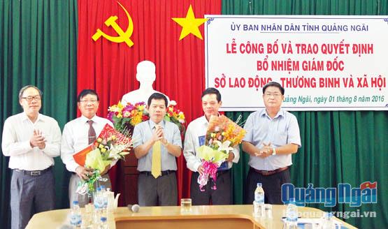 Phó Chủ tịch UBND tỉnh Đặng Văn Minh (giữa) tặng hoa cho ông Lương Kim Sơn (thứ 2 từ trái sang). Ảnh: X.Hiếu