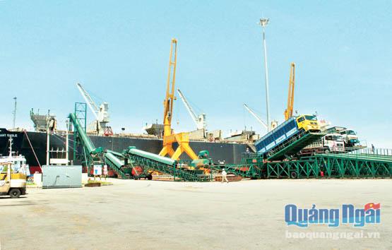 Hoạt động xếp dỡ, vận chuyển và xuất khẩu dăm gỗ ở cảng Gemadept Dung Quất Ảnh: P.Danh
