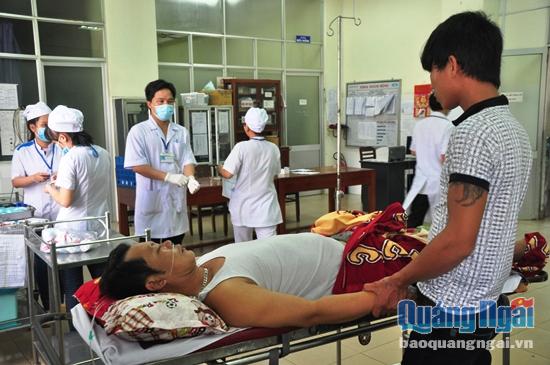 Ông Trần Văn Diệt bị ngộ độc nặng đang được nằm điều trị tại Khoa hồi sức tích cực chống độc, Bệnh viện Đa khoa Quảng Ngãi
