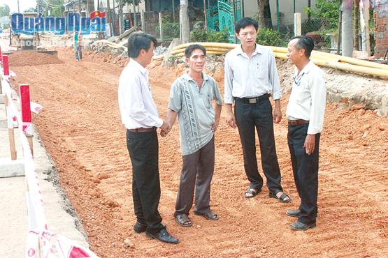  Lãnh đạo Ban Tuyên giáo huyện Đức Phổ thăm hỏi người dân trong vùng dự án nâng cấp mở rộng QL 1 thuộc địa phận xã Phổ Thuận, Đức Phổ (năm 2015).