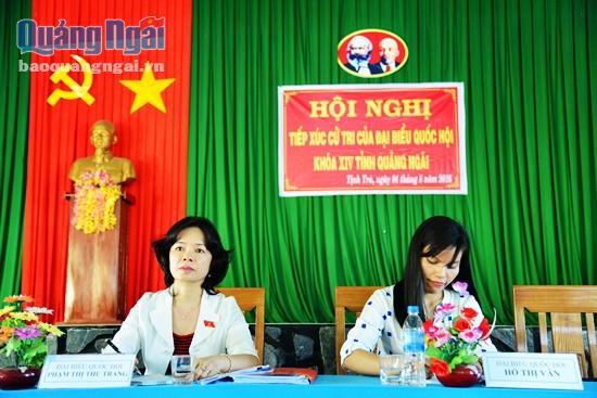 Đại biểu Phạm Thị Thu Trang và Hồ Thị Vân tại buổi tiếp xúc cử tri
