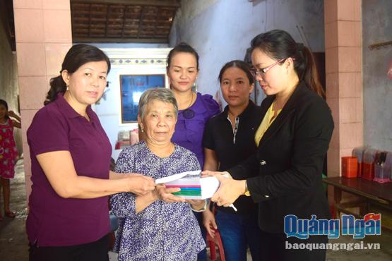  Chị em phụ nữ phường Quảng Phú đến thăm hỏi và hỗ trợ tiền hằng tháng cho bà cháu em Lê Ngọc Nhi Hoàng.