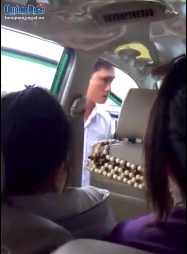 Tài xế taxi Tiên Sa Quảng Ngãi chặn hành hung tài xế taxi Mai Linh Quảng Nam (Ảnh cắt từ Clip)