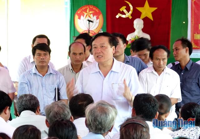 Bí  thư Trung ương Đảng, Chánh án Tòa án nhân dân tối cao Nguyễn Hòa Bình trao đổi với bà con cử tri xã Trà Lâm
