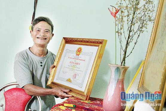 Gia đình ông Hồng vinh dự nhận Bằng khen của Chủ tịch UBND tỉnh, về thành tích tiêu biểu trong phong trào xây dựng gia đình hiếu học, giai đoạn 2013 - 2015.