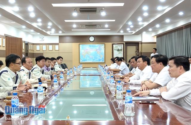 Bí  thư Trung ương Đảng- Chánh án Tòa án nhân dân tối cao Nguyễn Hòa Bình cùng các thành viên trong đoàn làm việc với lãnh đạo Công ty Doosan Vina