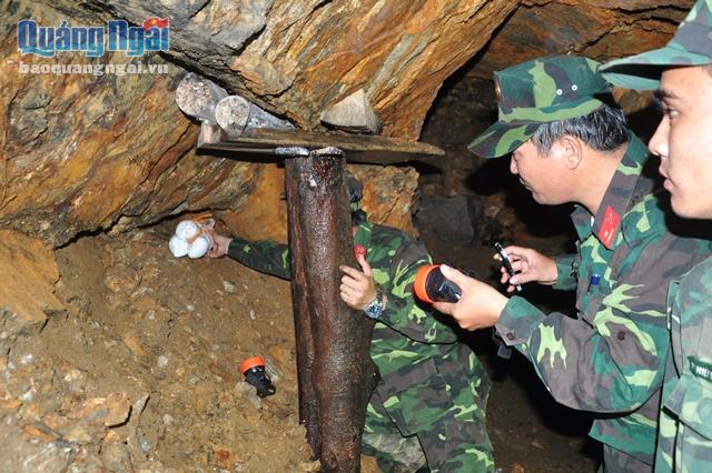 Lực lượng chức năng đặt thuốc nổ phá hủy các hầm khai thác vàng trái phép ở đồi Cà Nhút, xã Trà Quân