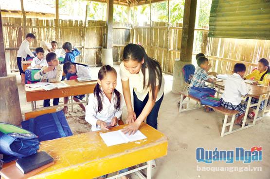 Nhiều điểm trường ở các huyện miền núi cô và trò vẫn phải dạy và học trong điều kiện còn nhiều khó khăn.