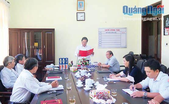 Trưởng Ban Tổ chức Tỉnh ủy Nguyễn Chín công bố quyết định của BTV Tỉnh ủy về công tác cán bộ.