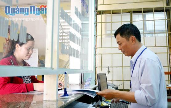 CBCC bộ phận một cửa UBND phường Nghĩa Chánh (TP.Quảng Ngãi) hướng dẫn người dân giải quyết hồ sơ.    