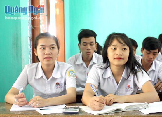  Các trường đã thay đổi phương thức kiểm tra, đánh giá trong bộ môn Ngoại ngữ,  nhằm nâng cao kỹ năng cho học sinh. Trong ảnh: Học sinh Trường THPT Huỳnh Thúc Kháng.