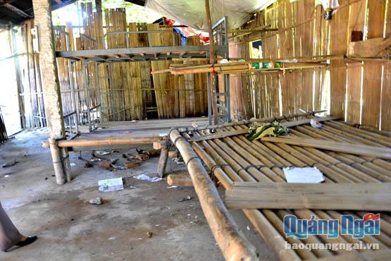 Đã vào năm học mới, nhưng khu nhà bán trú của học sinh Trường Phổ thông bán trú THCS Trà Thanh (Tây Trà) chưa được sửa chữa.
