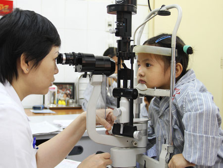 Cần đưa trẻ đi khám mắt thường xuyên để phát hiện sớm các bệnh ở mắt.