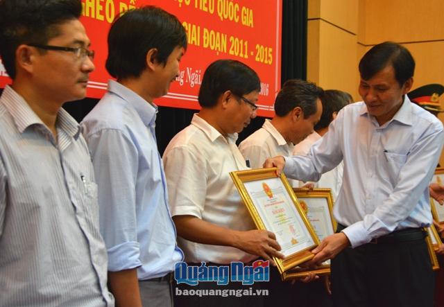 Phó Chủ tịch UBND tỉnh Phạm Trường Thọ trao Bằng khen của Chủ tịch UBND tỉnh cho các tập thể, cá nhân.
